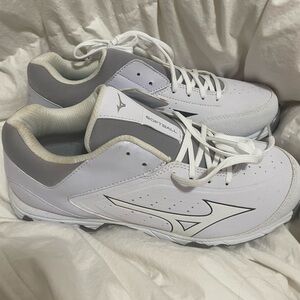Women's Mizuno softball cleats size 8.5